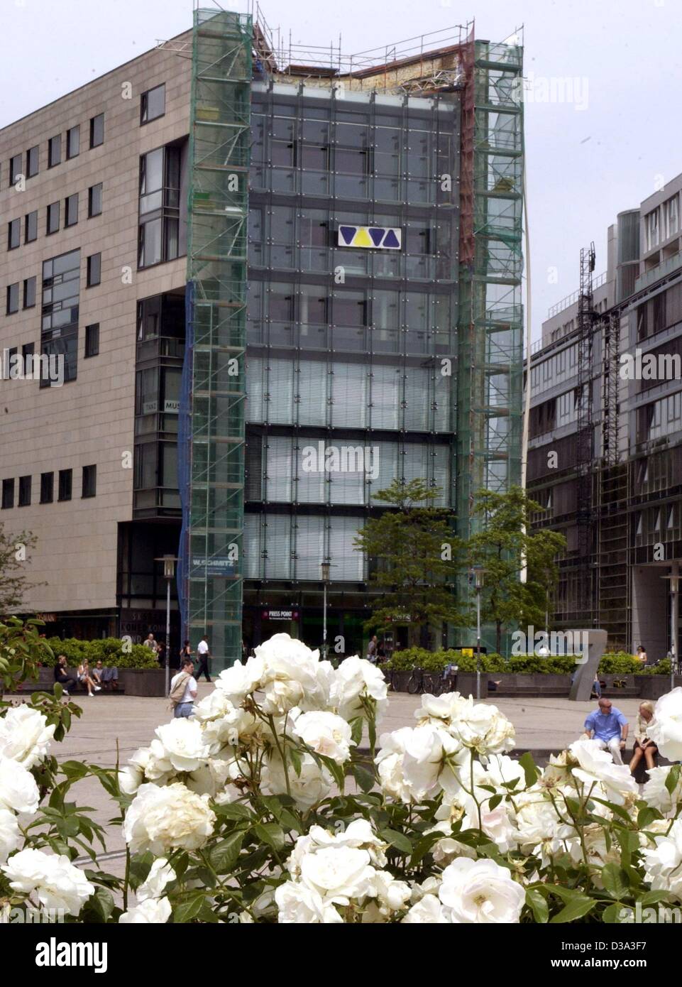 (Dpa) - ein Blick auf das Hauptquartier der deutschen Musik-tv-Channel-Unternehmen VIVA Medien in Köln, 3. Juni 2002. Nach VIVA ist das Unternehmen der führende tv-Musiksender in Deutschland, der Schweiz, Polen und Ungarn. US-Medienkonzerne AOL Time Warner und Viacom, die Muttergesellschaft von MTV, sind beide inte Stockfoto