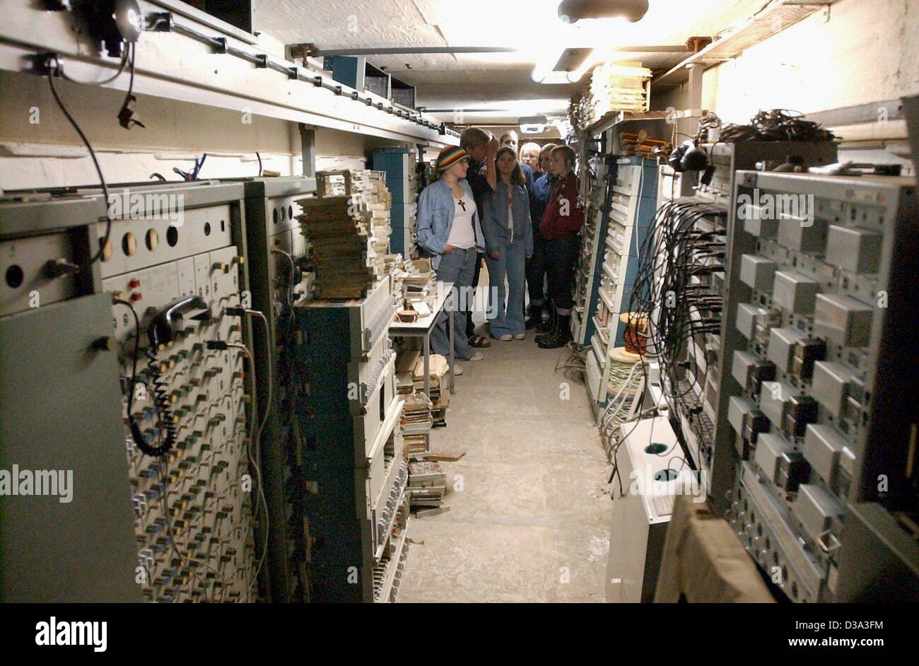 (Dpa) - bunker Schüler eines Gymnasiums in Leipzig Besuch einer technischen Übertragung Funkraum in einem Stasi im Geländeeinschnitt, Ostdeutschland, 13. Juni 2002. Der Bunker wurde während des Kalten Krieges durch die DDR-Wachregiments (Staatssicherheit) verwendet und ist der einzige Bunker, die auf die Territor bewahrt wurde Stockfoto