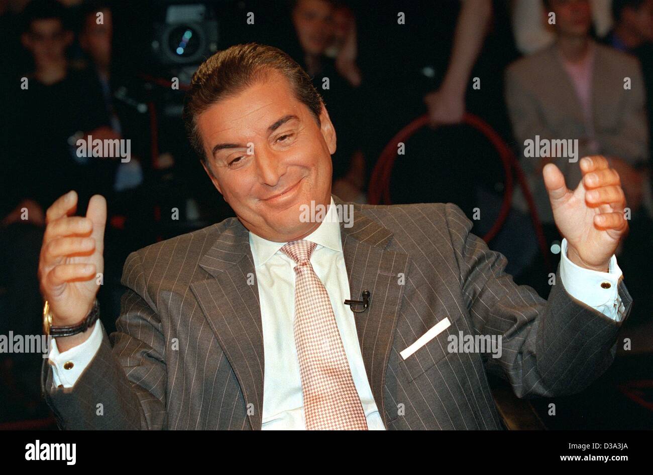 (Dpa) - Michel Friedman (R), stellvertretender Vorstandsvorsitzender der deutschen zentralen Konsistoriums der Juden und die Mitte-Rechts Deutsche Demokratische Partei CDU, erscheint in einer tv-Talkshow in Berlin, 26. Mai 2002. Stockfoto