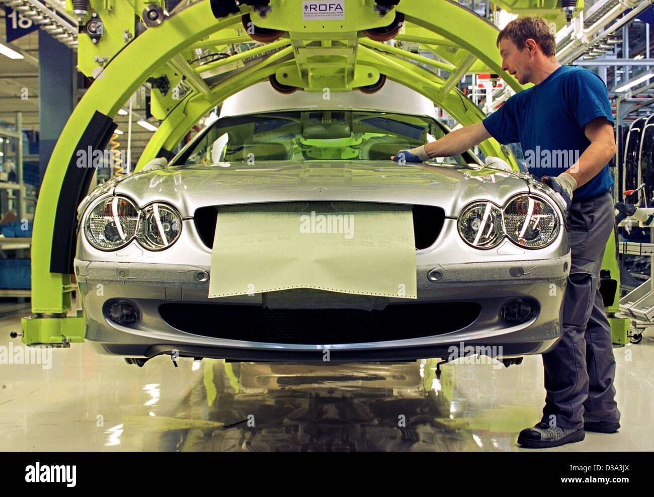 (Dpa-Dateien) - A DaimlerChrysler Arbeiter steuert die neuen SL-Roadstar Mercedes-Benz in der Mercedes-Benz Werk Bremen, 5. Oktober 2001. Stockfoto