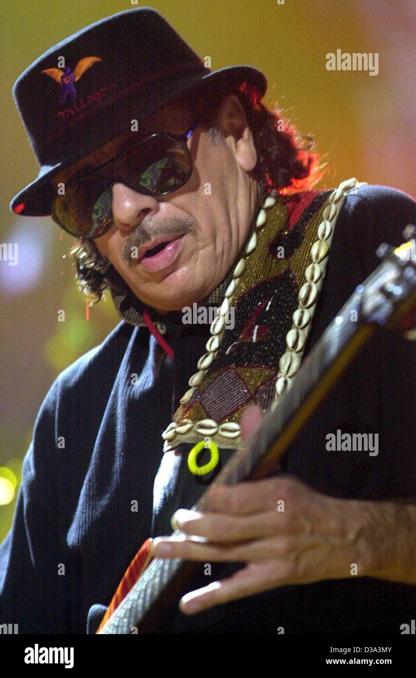 (Dpa) - mexikanischen Rock-Musik-Legende Carlos Santana spielt leidenschaftlich Gitarre bei seinem Konzert in Dortmund, Deutschland, 24. Mai 2002. Der 56 Jahre alte Musiker, der seinen ersten Bühnenauftritt in 1966 hatte, war Deutschland, Österreich und der Schweiz unterwegs. Im Jahr 1999 hatte Santana ein großes Comeback mit seinem albu Stockfoto