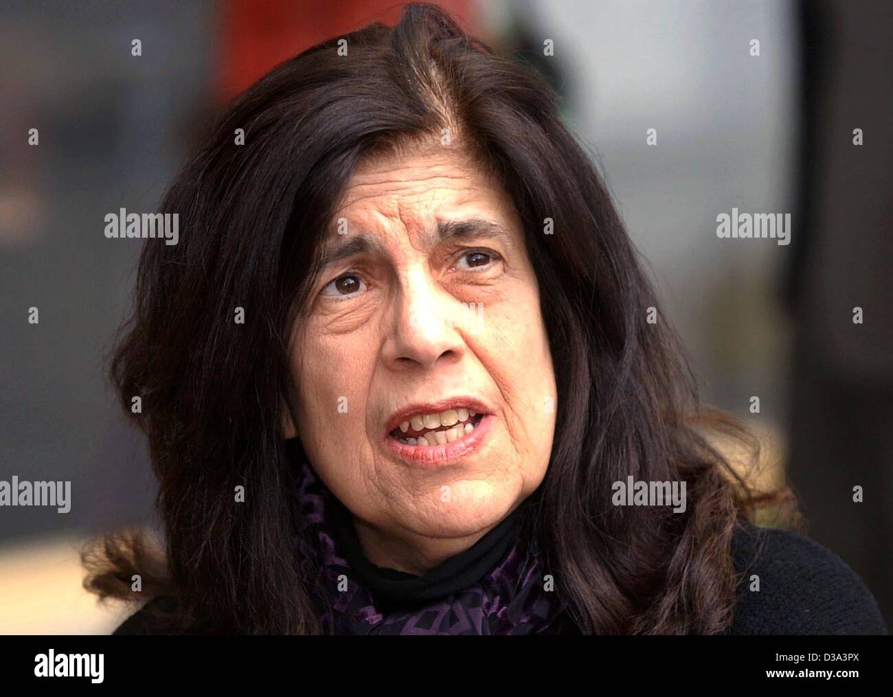 (Dpa) - Susan Sontag, US-amerikanische Autorin und Feministin, Begleiter der prominente Fotografin Annie Leibovitz, abgebildet auf der internationalen Buchmesse in Leipzig, Deutschland, 23. März 2002. Zu ihren Arbeiten zählen "AIDS und seine Metaphern", "The Way We Live Now" und "Krankheit als Metapher", die sie af schrieb Stockfoto