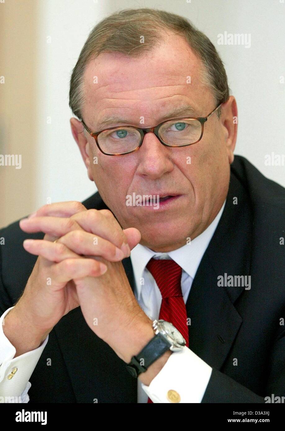 (Dpa) - Juergen Schrempp, Vorsitzender von DaimlerChrysler bei einem Treffen in Stuttgart, 11. Juni 2002. Stockfoto