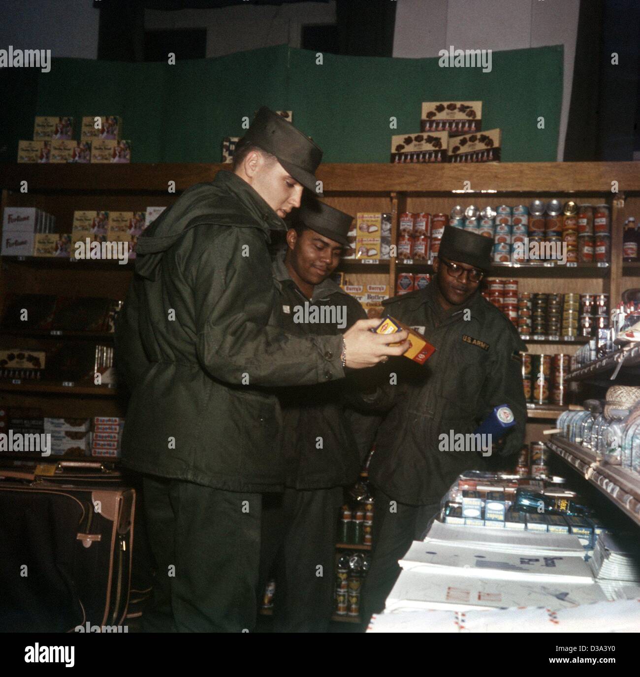 (Dpa) - Elvis Presley (L) und zwei Kameraden schauen Sie sich das Angebot in den Ray Barracks PX (Post Exchange, US-Militär-Store) in Friedberg, Deutschland (undatiert). Die amerikanischen Rock-' n '-Roll-Star Teil seines Militärdienstes in oberen Hessen am Ende der 50er Jahre. Stockfoto