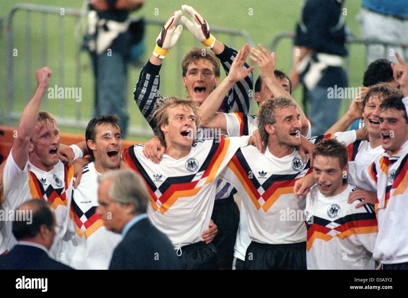 Dpa-Dateien) - jubilates der deutschen Fußball-Nationalmannschaft gewann  das Endspiel der Fußball-WM in Rom, Italien, 8. Juli 1990. L-r: Andreas  Brehme, Pierre Littbarski, Bodo Illgner und Juergen Klinsmann, Juergen  Kohler (beide im Hintergrund),
