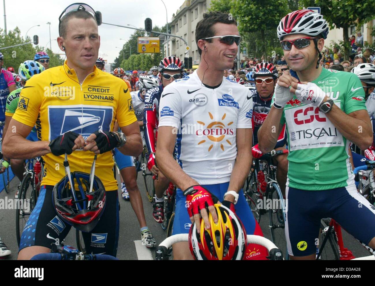 (Dpa) - US-Radsportler Lance Armstrong (L) unterhält sich mit seinem Team paart sich britische David Miller (C) und Laurent Jalabert vor die erste Etappe der Tour De France in Luxemburg, 7. Juli 2002. Stockfoto