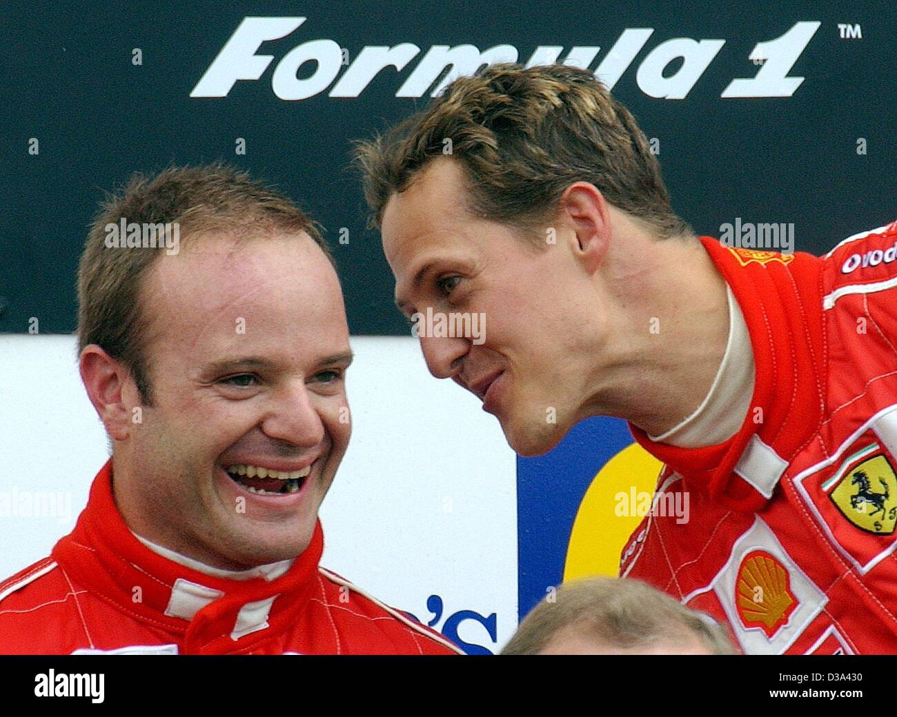 (Dpa) - deutsche Formel1 Fahrer Michael Schumacher (R) Chats mit seinem Team mate brasilianischen Rubens Barrichello nach der britischen Formel Eins Grand Prix in Silverstone, 7. Juli 2002. Stockfoto