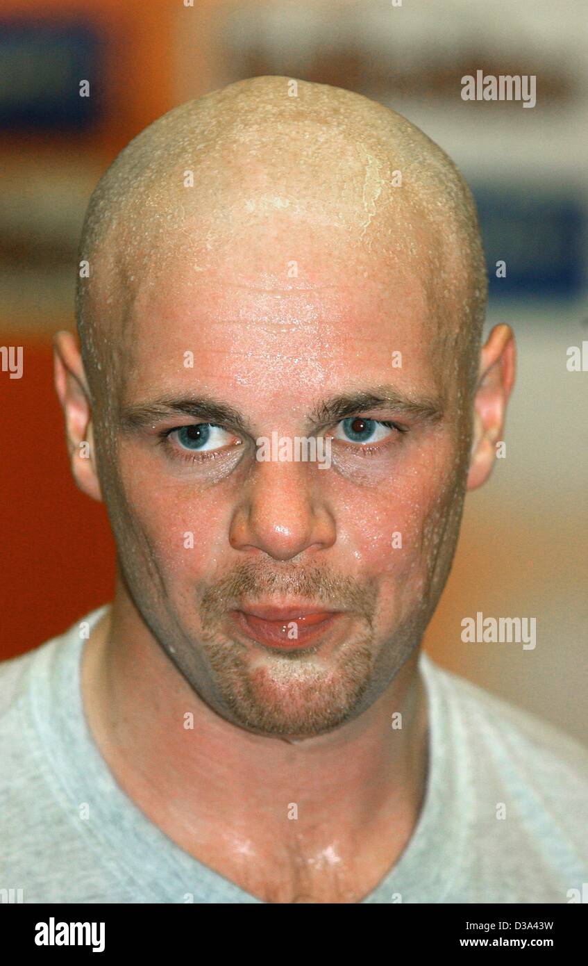 (Dpa) - schwitzt britischen Boxer Glenn Catley während einer Trainingseinheit in Frankfurt Oder, Ostdeutschland, 4. März 2002. Stockfoto