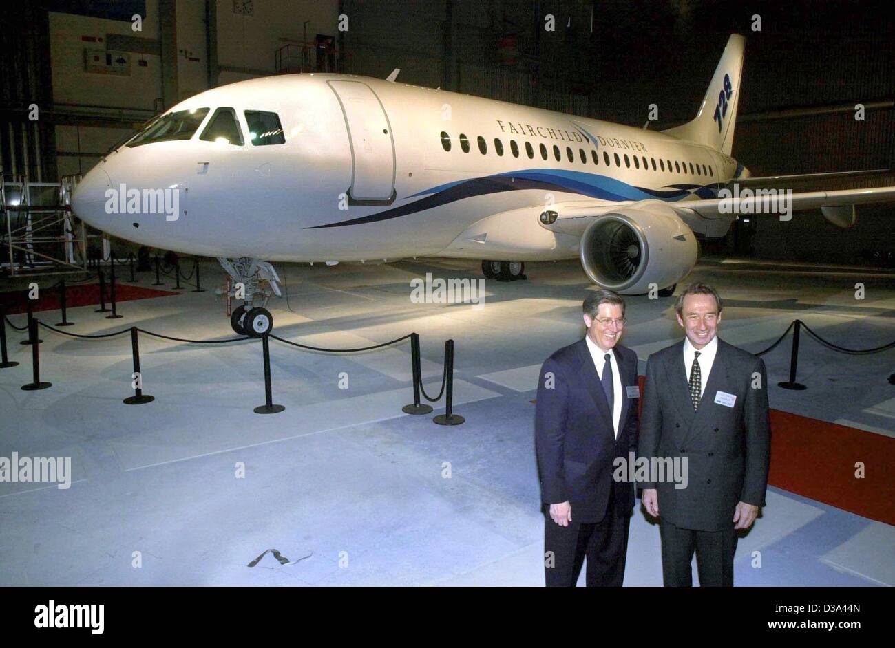 (Dpa) - John Wolf (L), CEO des Flugzeugherstellers Fairchild Dornier und Charles Pieper, Vorsitzender des Vorstands, den Prototyp des neuen Regionaljet-728 in der Unternehmenszentrale in Oberpfaffenhofen bei München, 21. März 2002 präsentieren. Die bayerischen basierende deutsch-amerikanischen Flugzeug Hersteller fi Stockfoto