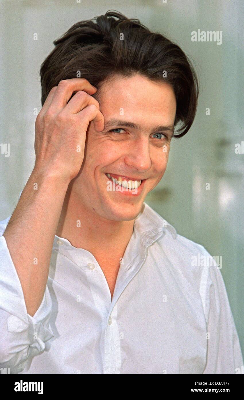(Dpa) - britischer Schauspieler Hugh Grant lächelt und drückt seine Haare aus seinem Gesicht bei der Vorstellung seines Films "Vier Hochzeiten und ein Todesfall" in Hamburg, 5. August 1994. Die Komödie war den europäischen Durchbruch von der charmanten Schauspieler. Stockfoto