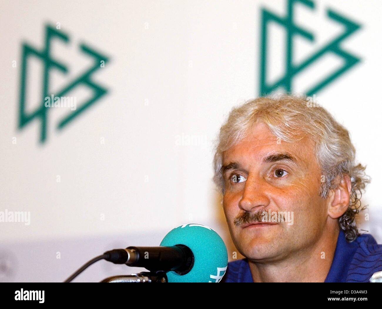 (Dpa) - Rudi Voeller, Trainer der deutschen Nationalmannschaft, abgebildet auf einer Pressekonferenz in Seoul, Südkorea, 26. Juni 2002. Stockfoto