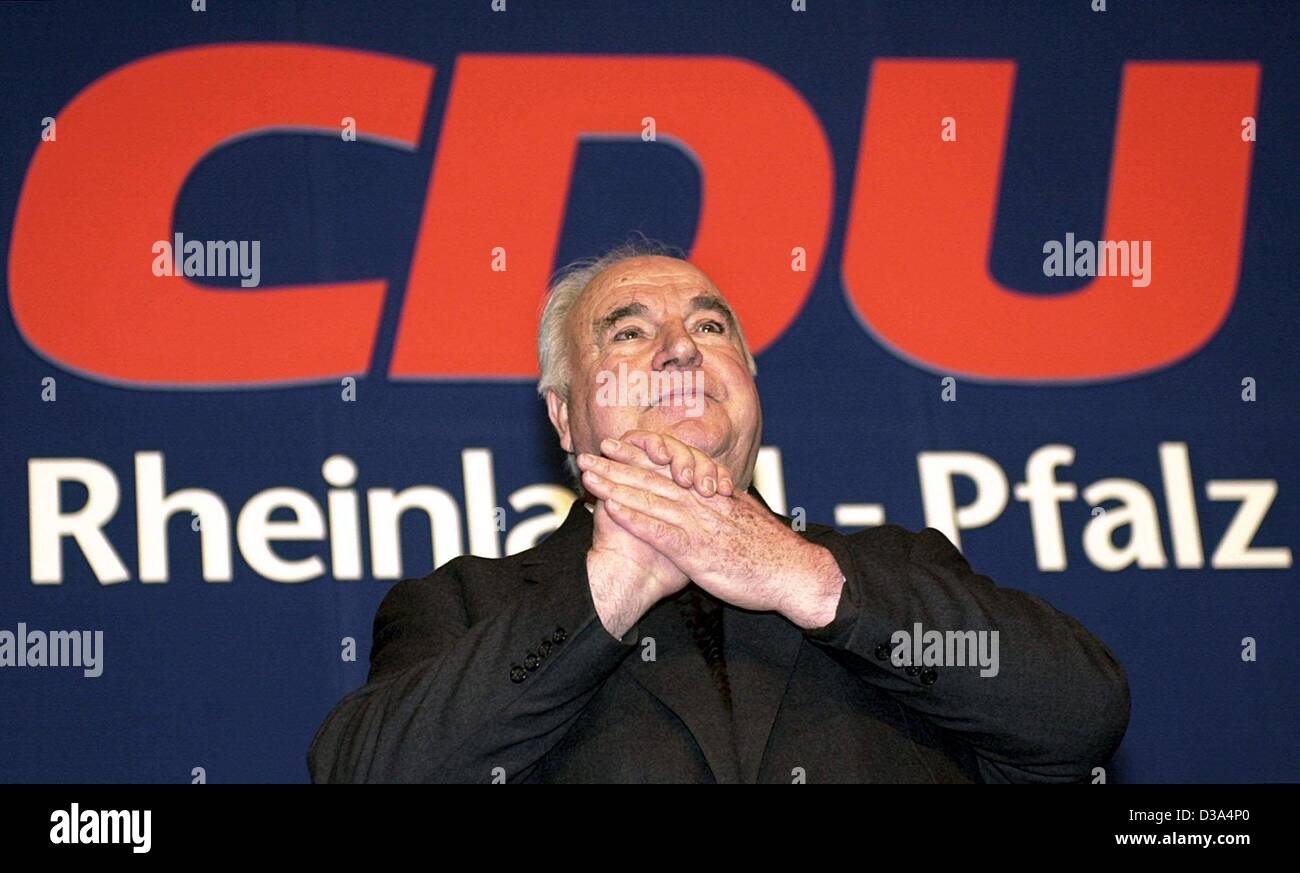 (Dpa) - der ehemalige deutsche Bundeskanzler Helmut Kohl genießt die Anerkennung auf einer regionalen Parteitag in Mainz, 2. März 2002. Er hielt eine Rede, kämpferische, aber auch nachdenklich und erhielt stehende Ovationen. Kohl, auch ehemalige Premier des Landes Rheinland-Pfalz, ist langsam Anerkennung nach Wiedererlangung der Stockfoto