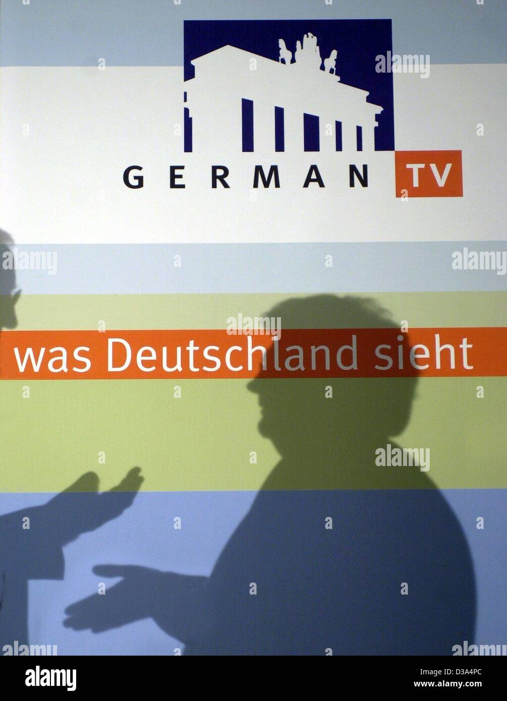 (Dpa) - die Silhouette der beiden Journalisten anschlagen ist das Logo der "Deutschen TV" in Berlin, 1. März 2002. German TV ist ein Projekt der öffentlich-rechtlichen Sender ARD, ZDF und Deutsche Welle und wird als Pay-TV in den USA angeboten werden. Die gemeinsame Kanal Aimes in einem Deutsch sprechenden Publikum in den USA und ist erwartete t Stockfoto