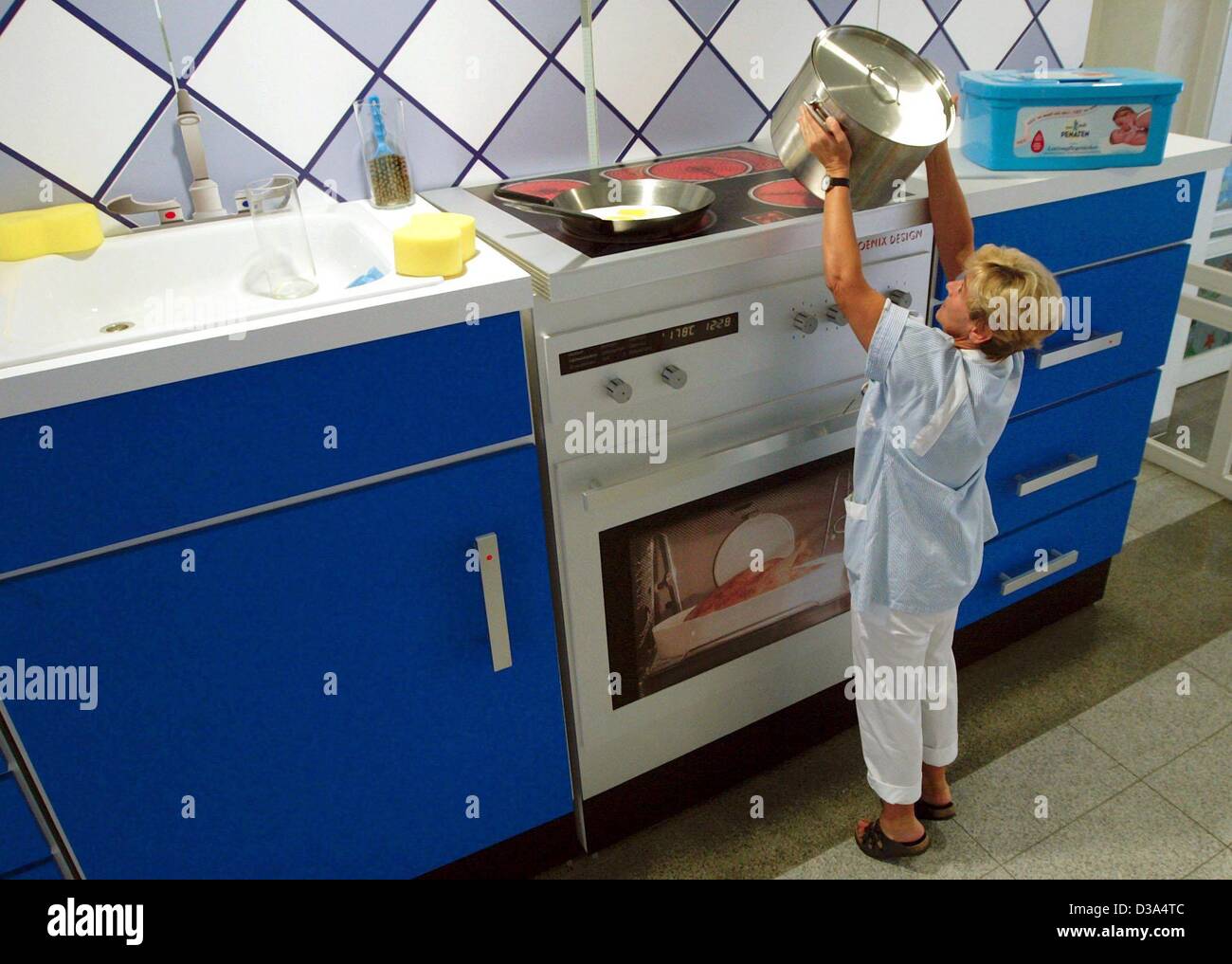 (Dpa) - eine "riesige Küche" ist in ein Kinder Krankenhaus in Berlin, 10. Juni 2002 ausgestellt. Die übergroße Küche zeigt, Erwachsene die Gefahren für Kinder in einer "normalen Größe" Küche: die Tischplatte ist auf Augenhöhe und Töpfe haben das Gewicht von einem Auto-Rad - Weg kleine Kinder empfinden ihre s Stockfoto