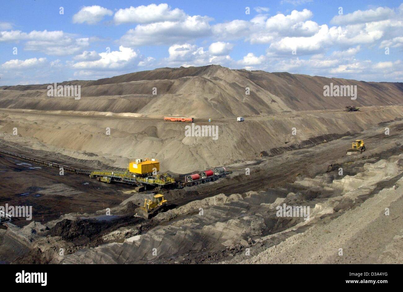 (Dpa) - die Braunkohle mine in Welzow, Deutschland, 12. Juni 2002. Der Besitzer des Bergwerks, Laubag (Lausitzer Braunkohlen AG) soll um mit der Veag, der Bewag und der Hamburger Electricitaets-Werke (HEW) Erstellen der neuen Energie-Gruppe namens "Vattenfall Europe" zu fusionieren. Stockfoto