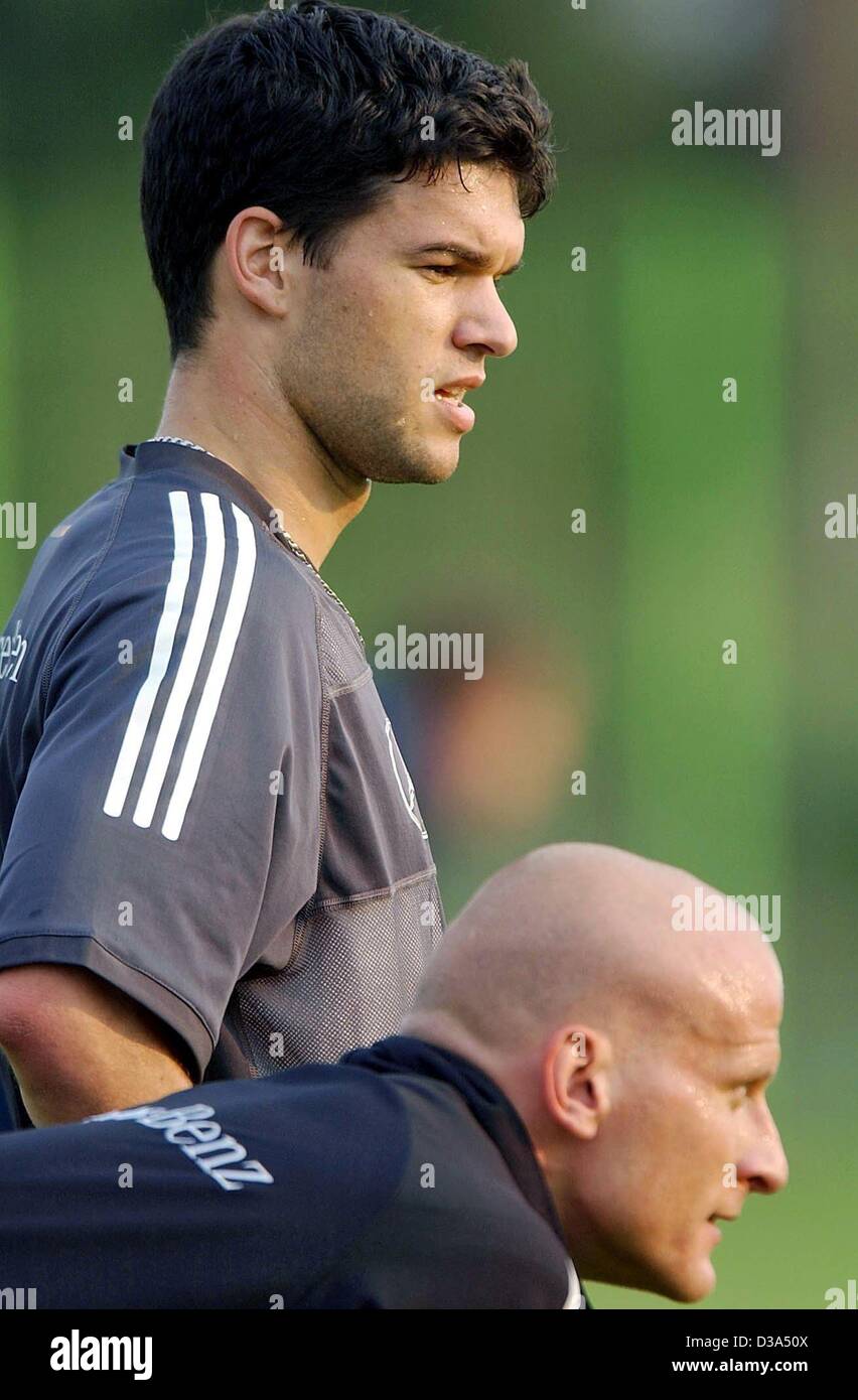 Dpa) - deutsche Mittelfeldspieler Michael Ballack (oben) und Strmer  Carsten Jancker im Bild whrend einer Trainingseinheit bei der Fuball-WM  in Seogwipo, Sdkorea, 17. Juni 2002 Stockfotografie - Alamy