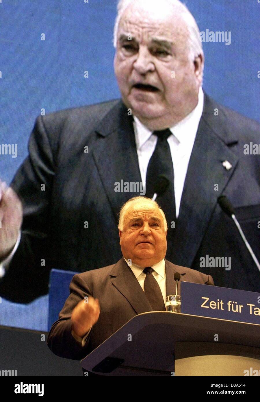 (Dpa) - Helmut Kohl, ehemaliger Bundeskanzler der Bundesrepublik Deutschland und ehemaliger Vorsitzender der christlich demokratischen Partei CDU, spricht bei einem CDU-Parteitag in Frankfurt am Main, 17. Juni 2002. Er kündigte an, seine Partei im Wahlkampf für die Wahlen im September unterstützen. Kohl hatte aus Politi zurückgezogen. Stockfoto