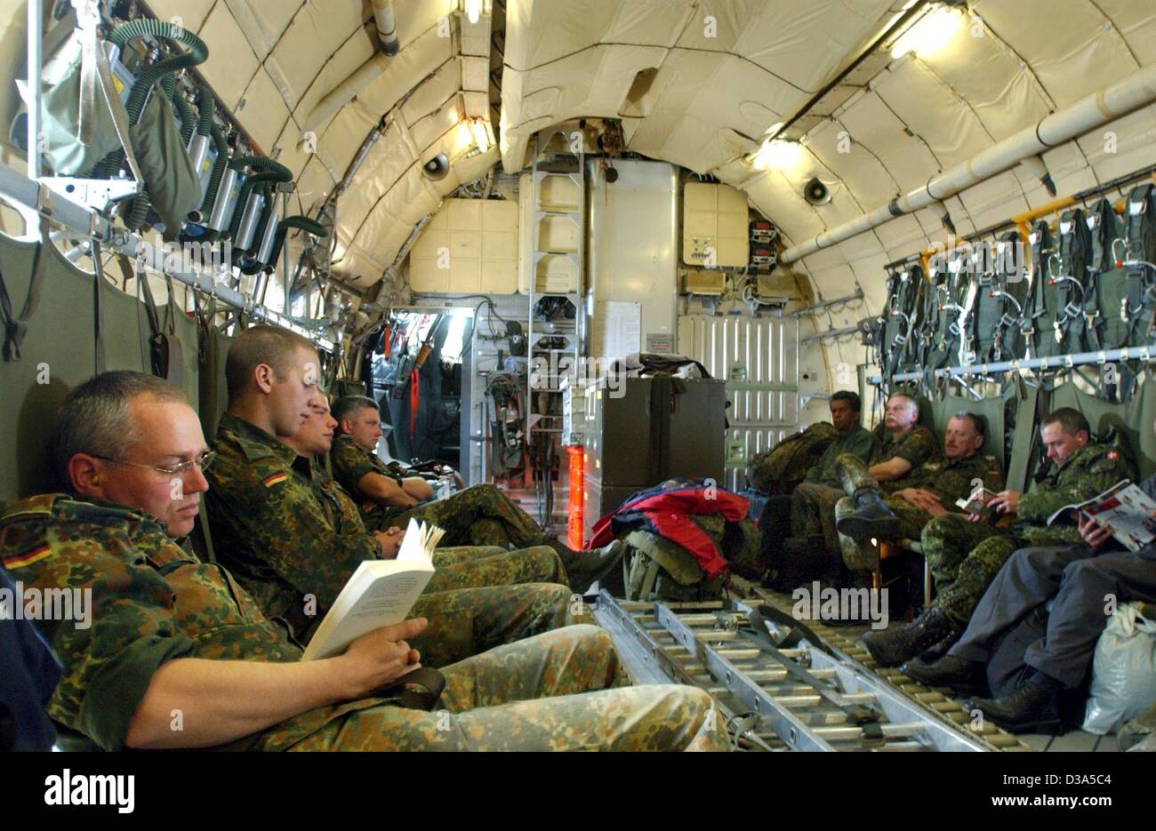 (Dpa) - Rückkehr Soldaten des deutschen ISAF-Kontingents von ihrer Mission in Afghanistan an Bord von einem "C-160 Transall" Frachtflugzeug, 3. April 2002. Rund sind 1200 Soldaten der Bundeswehr Teil der International Security Assistance Force (ISAF) in Afghanistan. Stockfoto