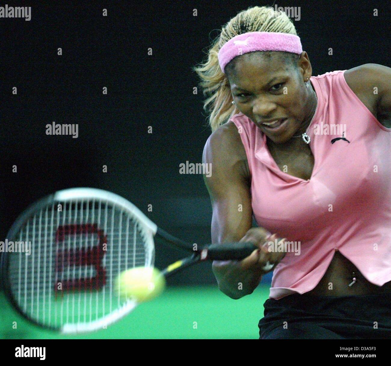 (Dpa) - US-Tennisspielerin Serena Williams spielt eine Vorhand im Endspiel der 13. internationalen Sparkassen Cup WTA-Turnier in Leipzig, Deutschland, 29. September 2002. Sie besiegte Anastasia Myskina 6:3 und 6:2. Stockfoto