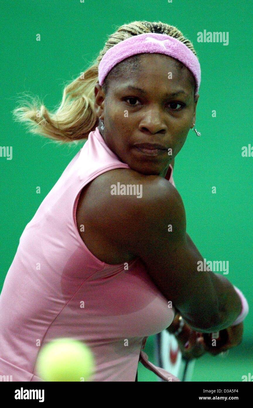 (Dpa) - US-Tennisspielerin Serena Williams spielt eine Rückhand im Endspiel der 13. internationalen Sparkassen Cup WTA-Turnier in Leipzig, Deutschland, 29. September 2002. Sie besiegte Anastasia Myskina 6:3 und 6:2. Stockfoto