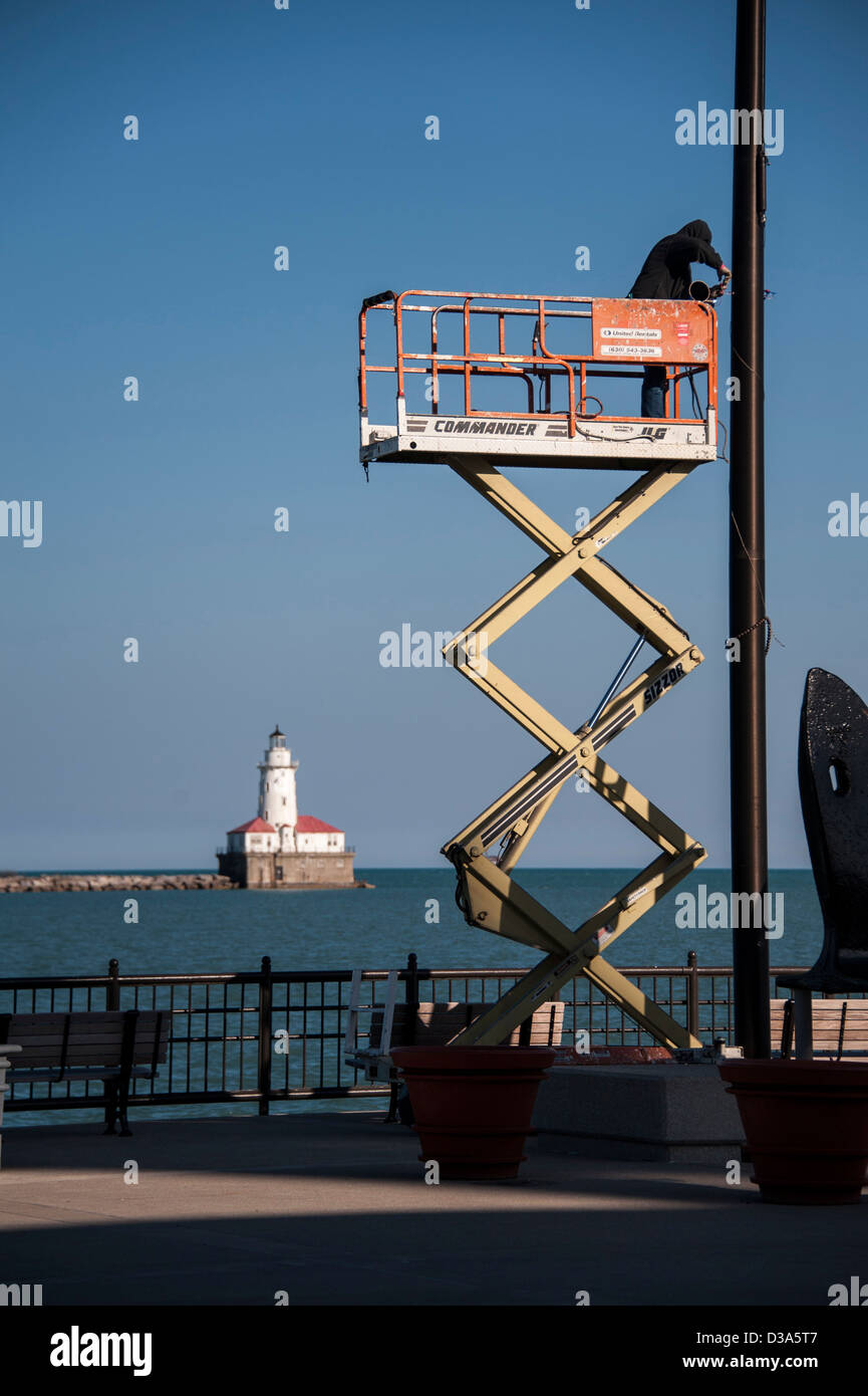 Reparatur am Navy Pier in Chicago mit der Chicago-Hafen-Leuchtturm im Hintergrund Stockfoto