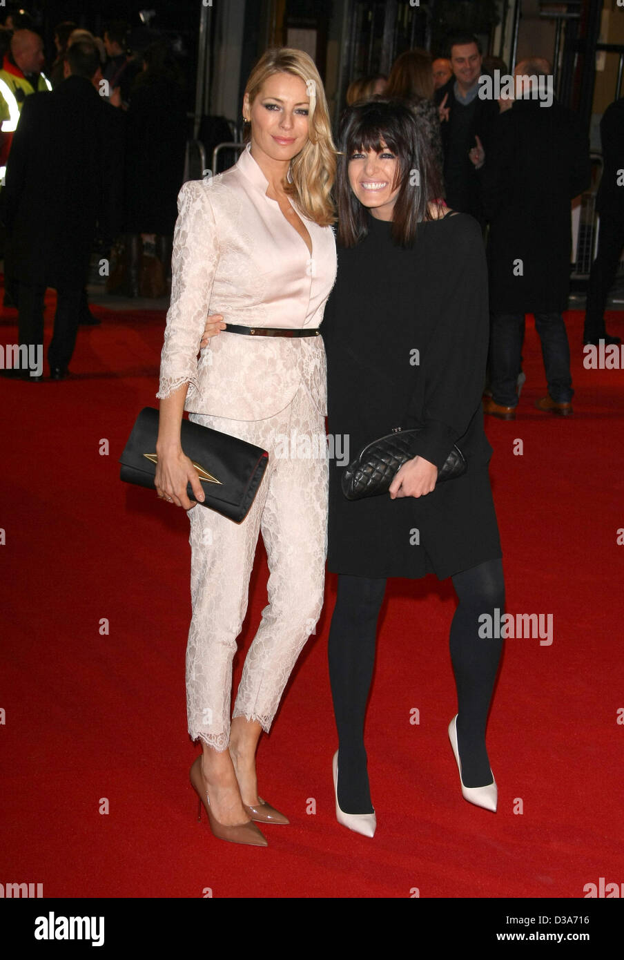 TESS DALY & CLAUDIA WINKLEMAN FERNSEHMODERATOREN ICH ES GEBE EIN JAHR. UK FILM PREMIERE LONDON, ENGLAND, UK 24. Januar 2013 DIO58869 Stockfoto