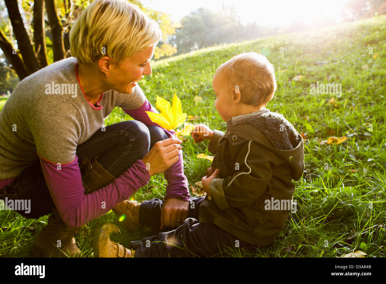 Mutter und Sohn spielt im park Stockfoto