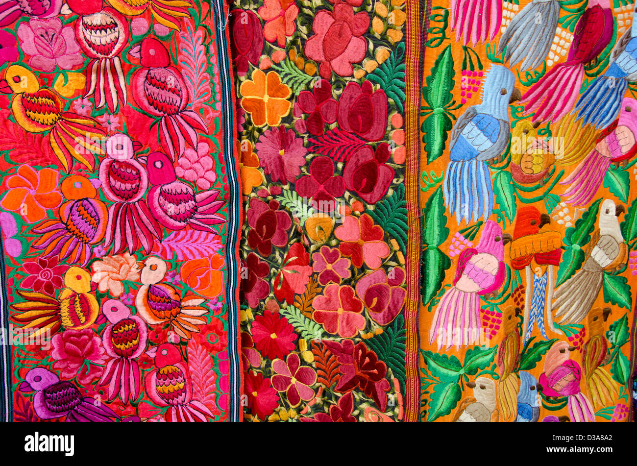 Guatemala, Livingston. Bunte traditionelle Stickerei textile mit tropischen Vögeln und Blumen, Spezialität in Guatemala. Stockfoto