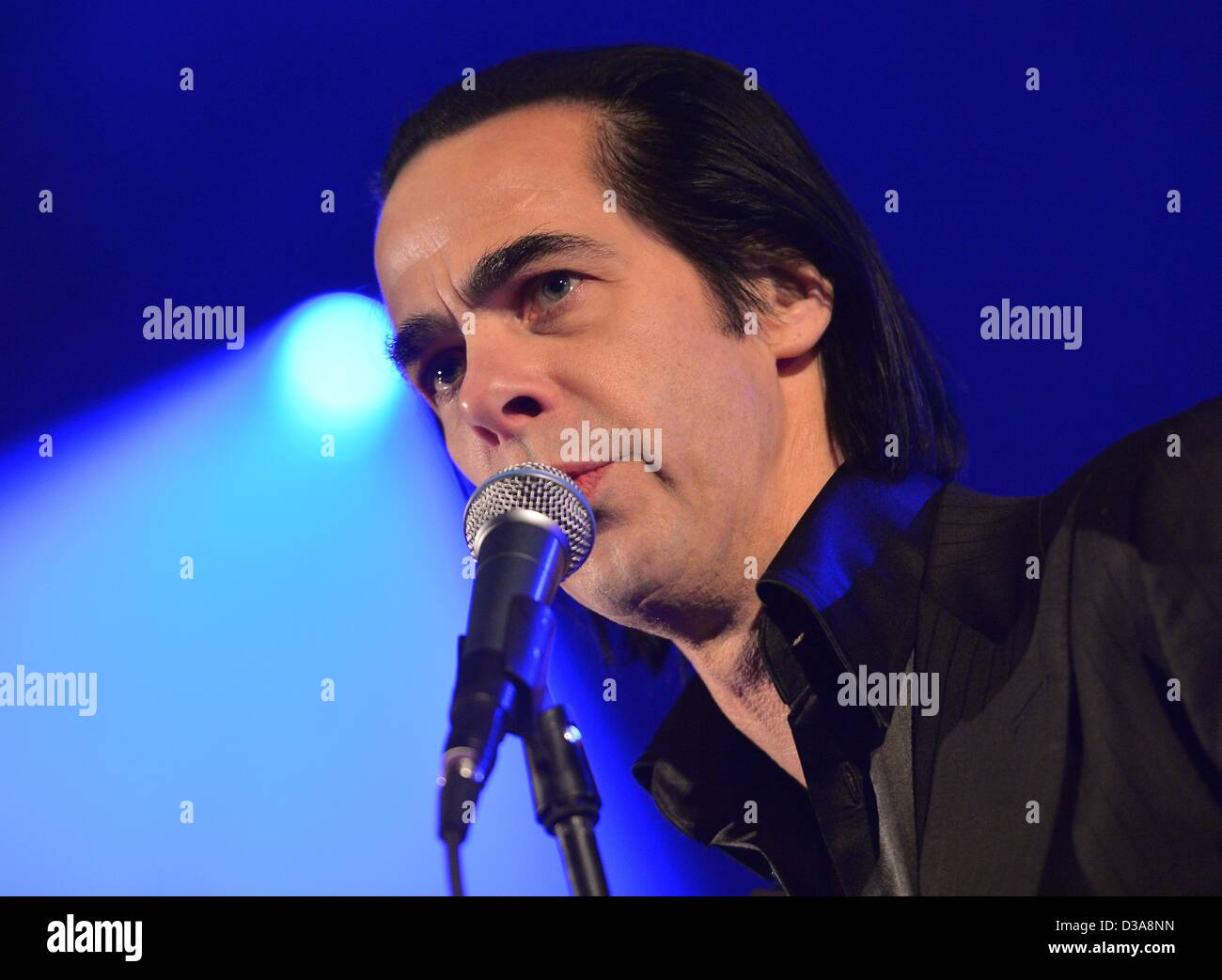 Australischer Musiker Nick Cave und The Bad Seeds führen auf der Bühne im Admiralspalast in Berlin, Deutschland, 13. Februar 2013. Er präsentierte sein neuen Album "Wegdrücken der Himmel". Foto: Britta Pedersen / redaktionelle Nutzung nur Stockfoto