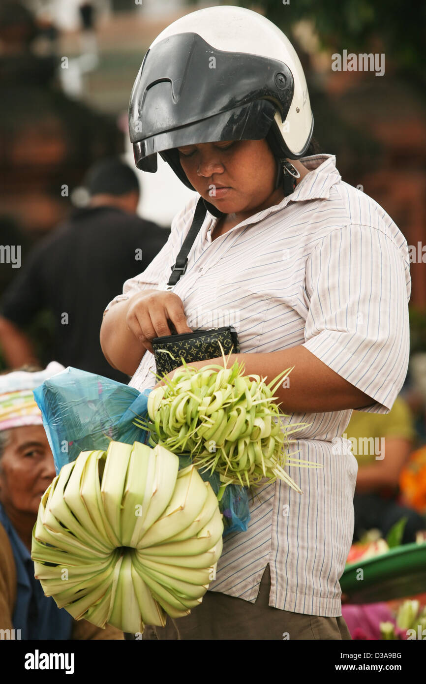 Die indonesische Frau mit Handtasche auf dem Markt Stockfoto