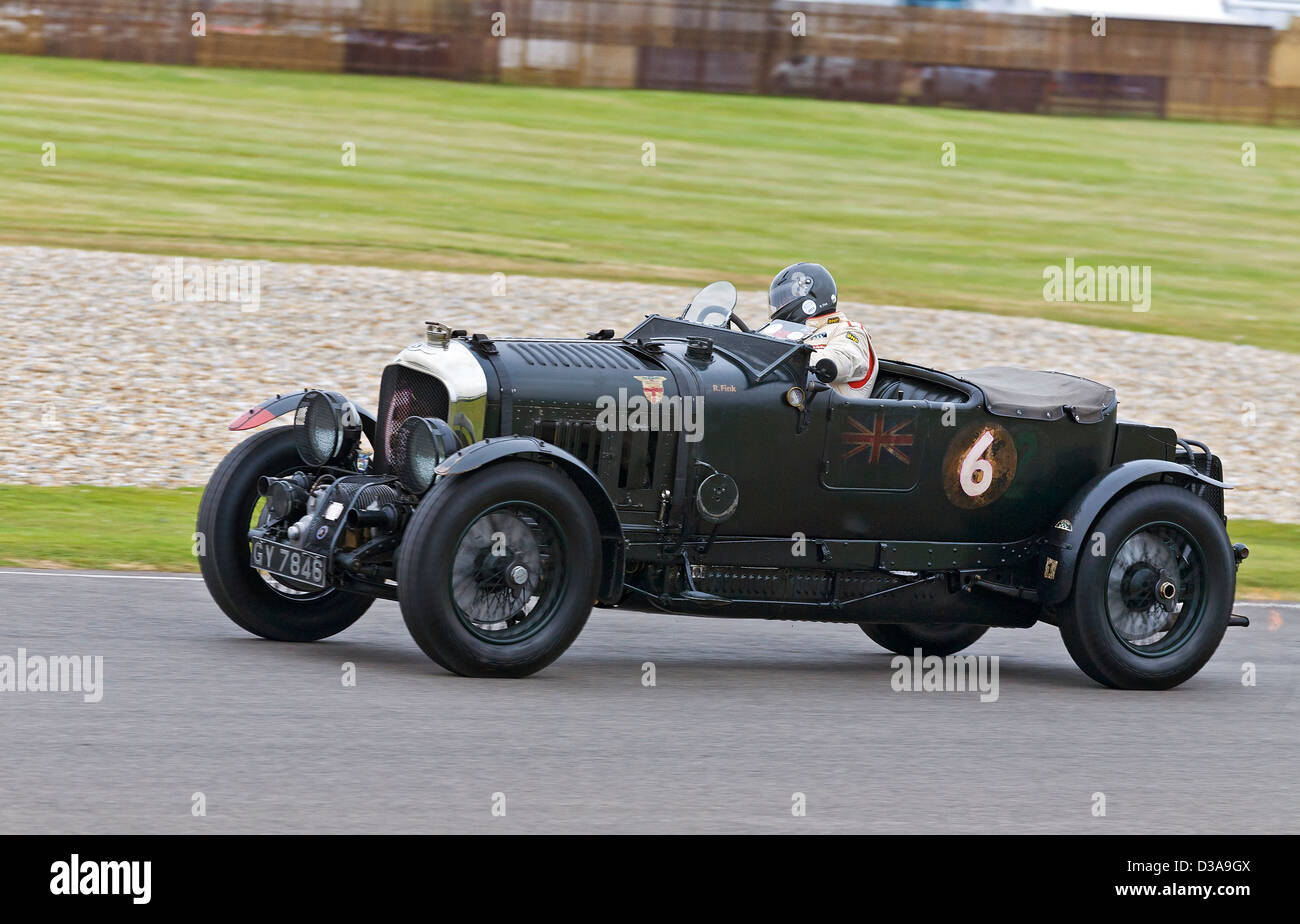 1930 Bentley 4,5 Liter Supercgarged mit Fahrer Robert Fink im Brooklands-Trophy-Rennen. 2012-Goodwood Revival, Sussex, UK Stockfoto