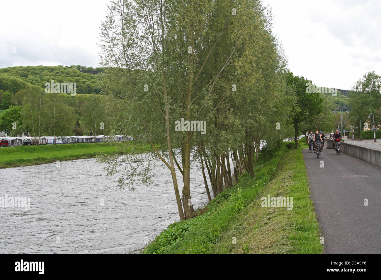 Luxemburg: Radfahrer vom Fluss sicher, in der Nähe von Diekirch / Ettelbrück Stockfoto