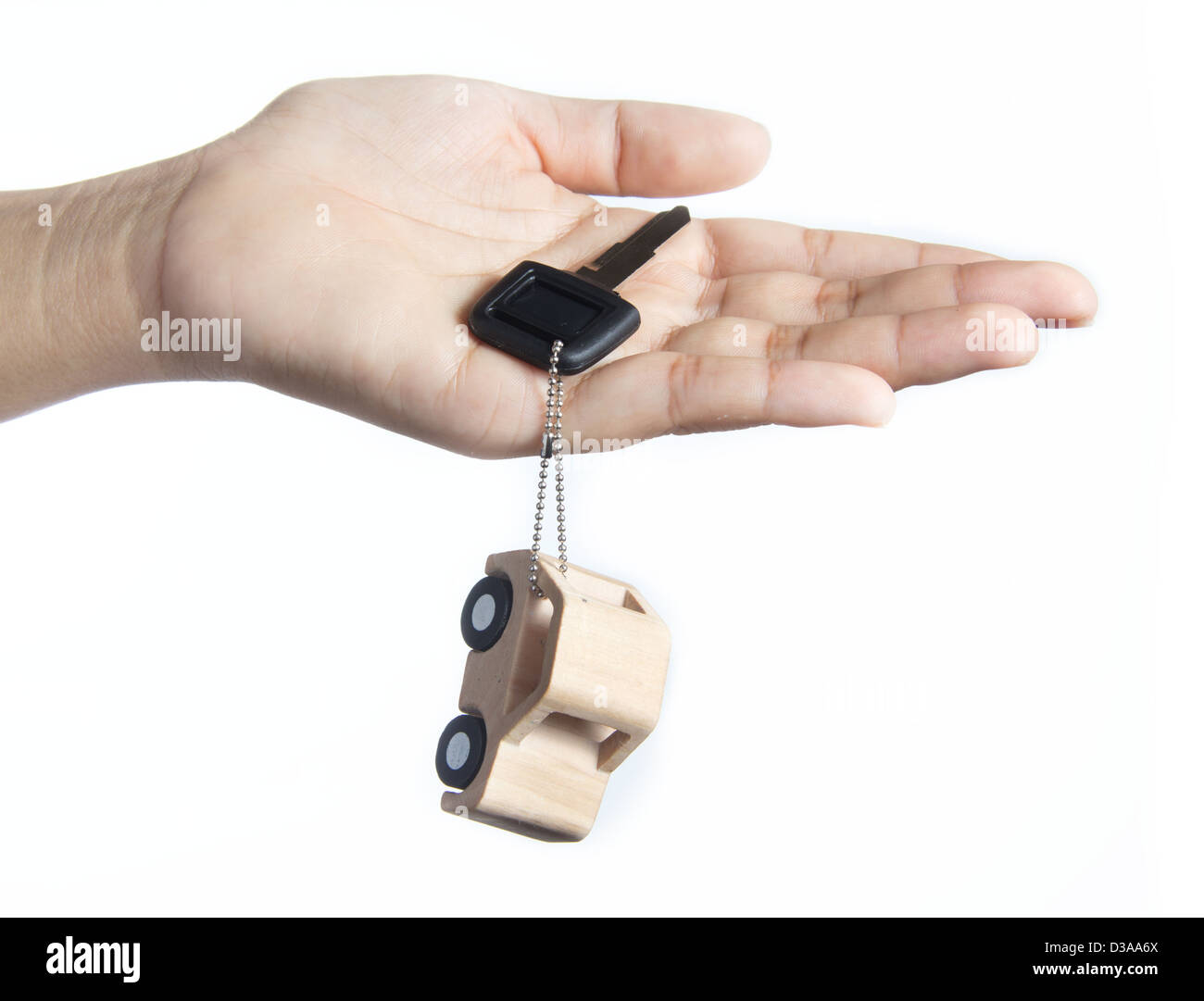 Schlüssel und Auto aus Holz in der Hand. Stockfoto