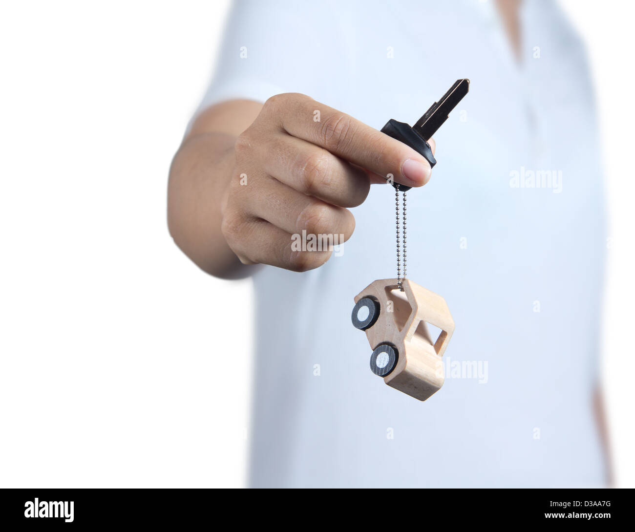 Schlüssel und Auto aus Holz in der Hand. Stockfoto