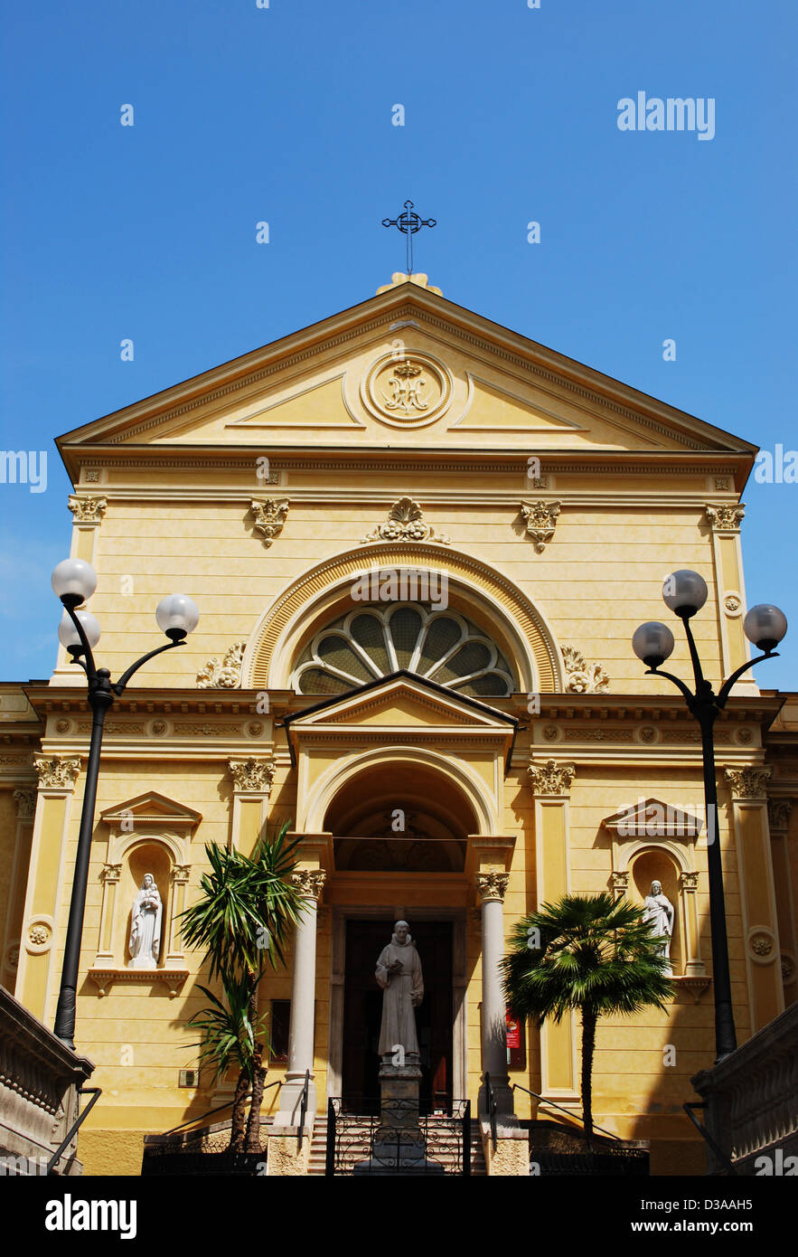 Cappuccini gelbe Fassade der Kirche, San Remo, Ligurien, Italien Stockfoto