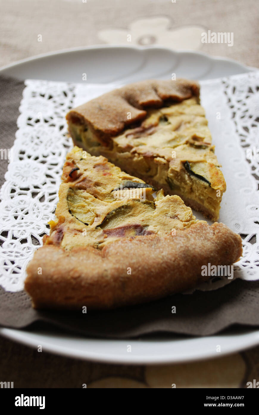 Zwei Scheiben vegetarische Tarte mit Zucchini, Zwiebeln und tofu Stockfoto
