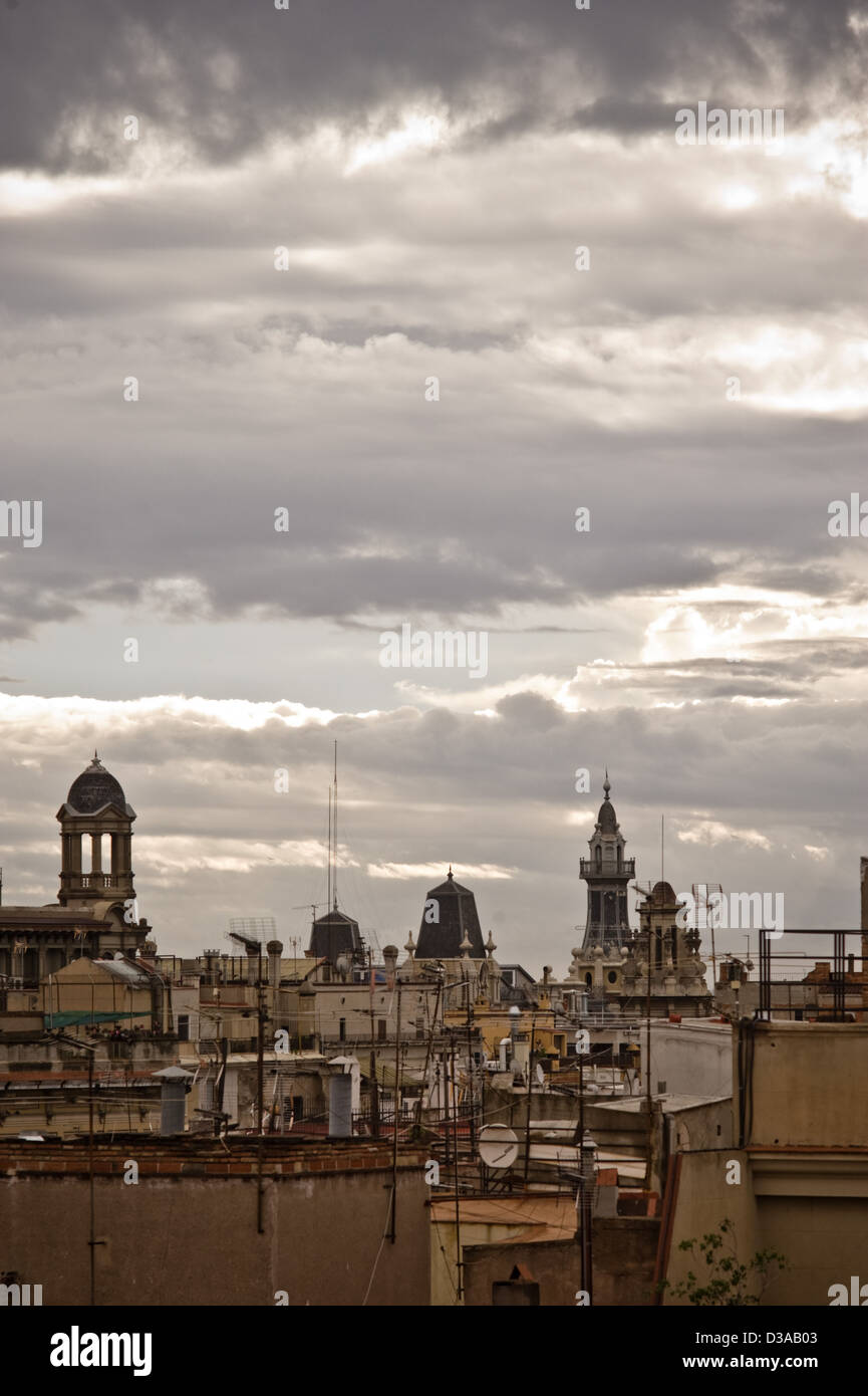 Bewölkten Himmel und Dächer im gotischen Viertel, Barcelona. Stockfoto
