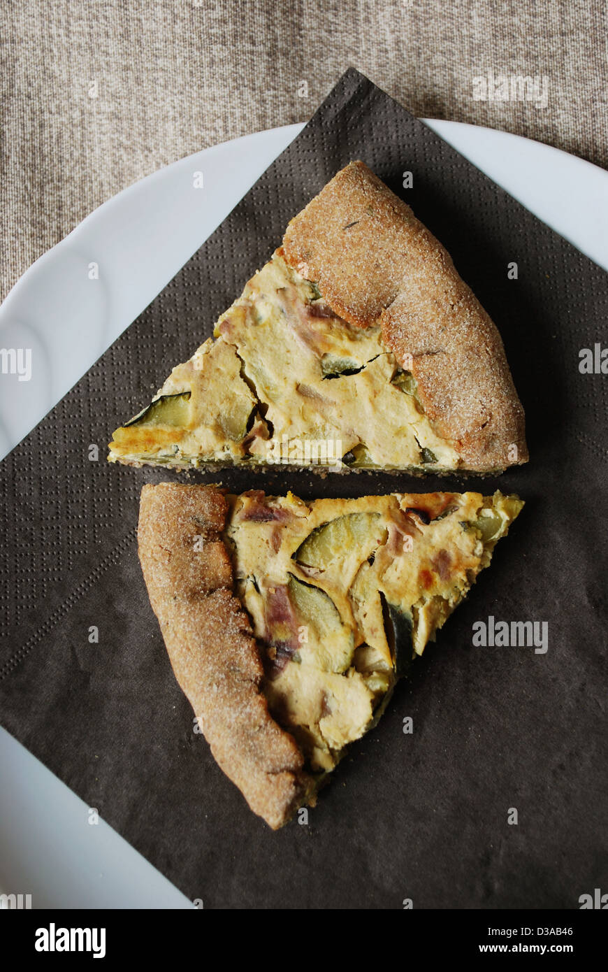Zwei Scheiben vegetarische Tarte mit Zucchini, Zwiebeln und tofu Stockfoto