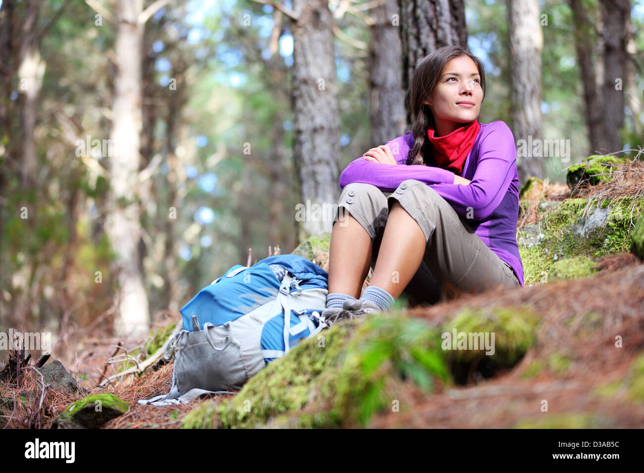 Junge Frau Wanderer sitzen im Wald ruht während der Wanderung im schönen Wald, Orotava-Tal, Aguamansa, Teneriffa, Kanarische Inseln Stockfoto