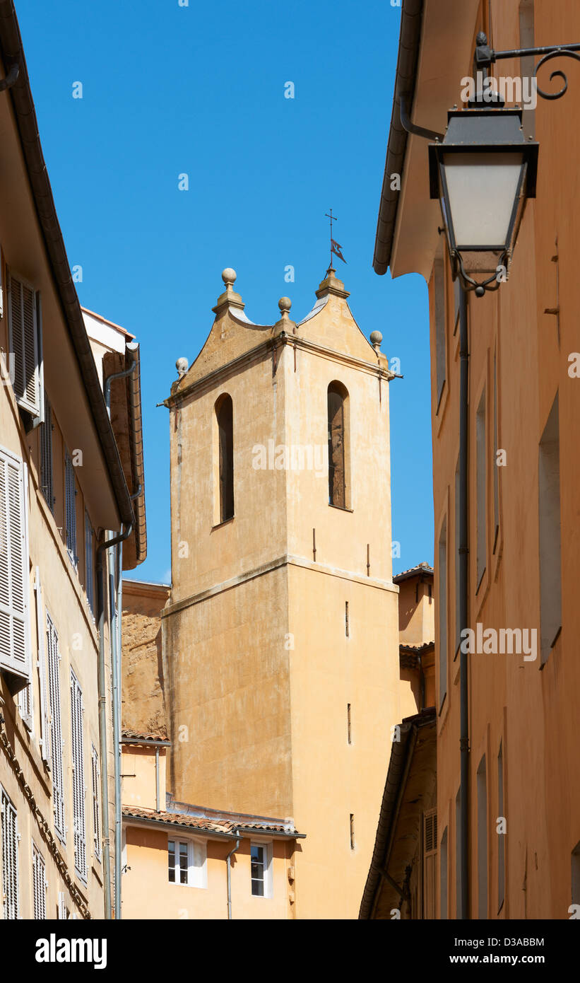 Typische Aix-En-Provence Straßenansicht mit antiken Turm vom XVI. Jahrhundert und alte Häuser Stockfoto