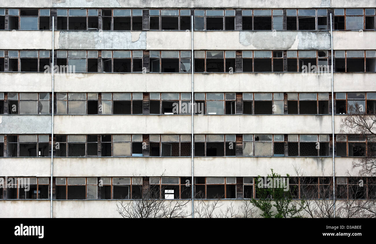 Kaputte Fenster verlassenen Wohnhauses im Süden Bulgariens in der Nähe von Dorf Debelt Stockfoto
