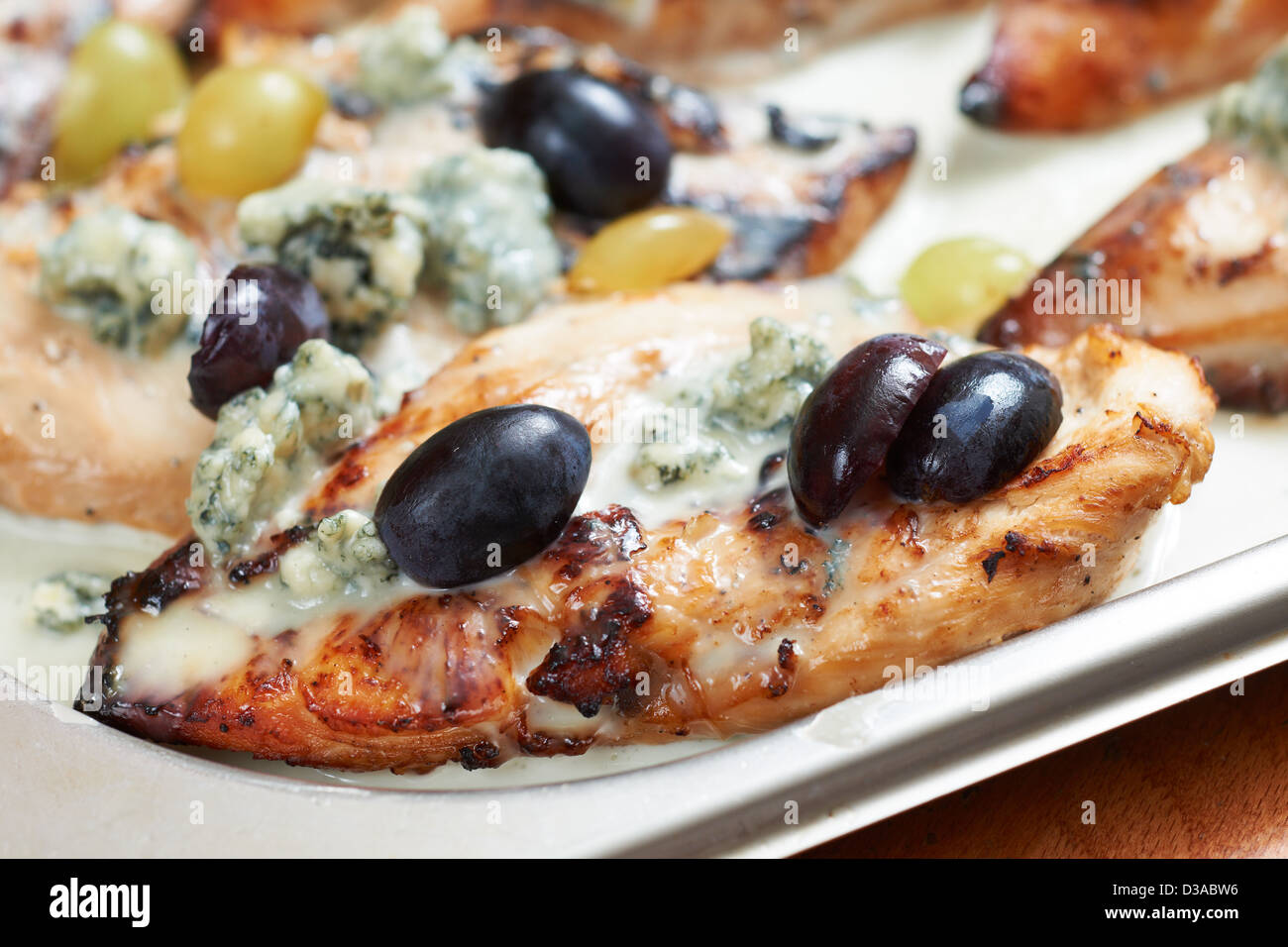 Mediterraner Küche der Provence, Hähnchenfilet gebraten mit Blauschimmelkäse, Trauben und Oliven Stockfoto