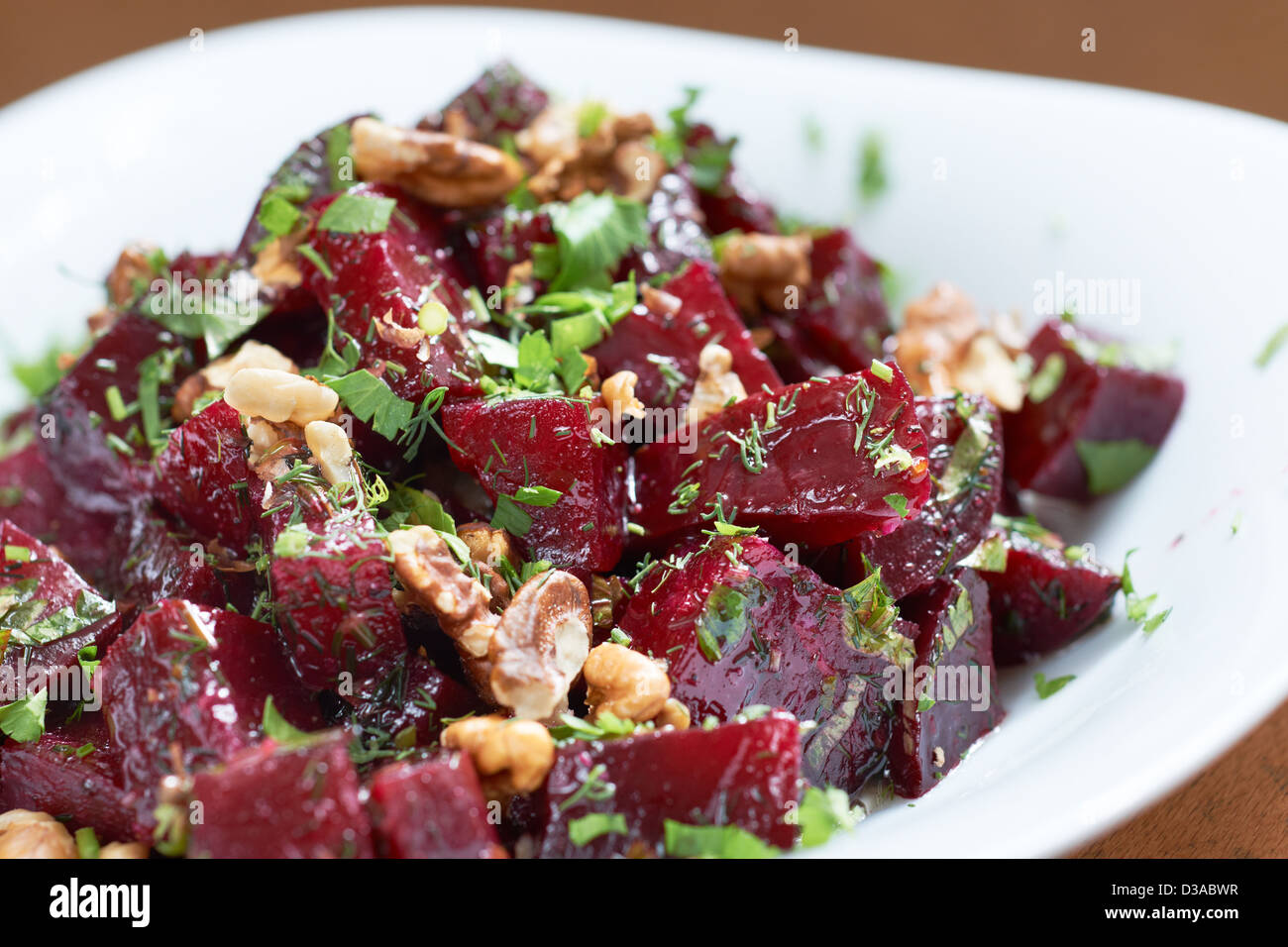 Köstliche rote Beete Salat mit Fenchel und Walnüsse Stockfoto