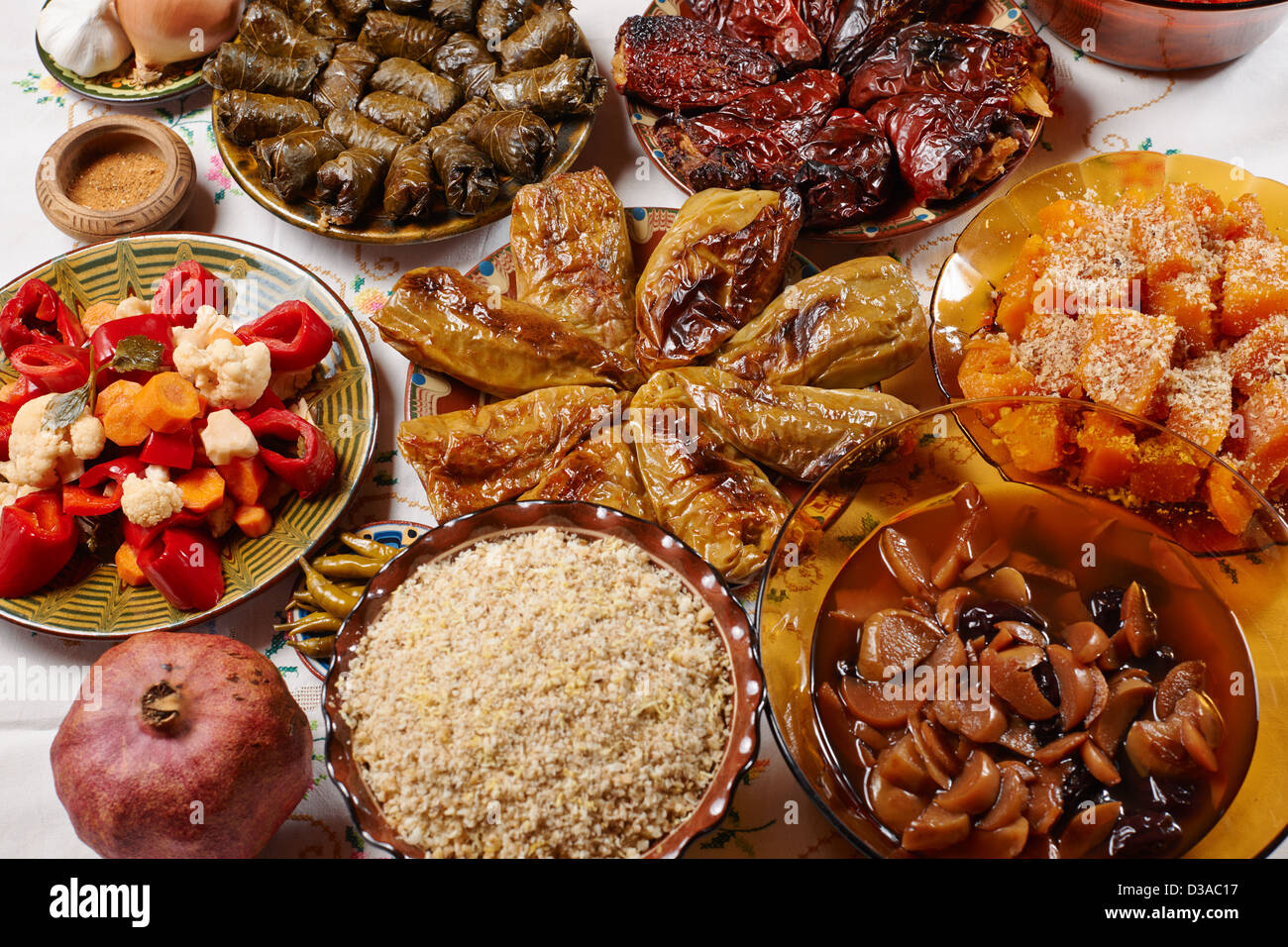 Traditionelle bulgarische Weihnachten vegetarisches Essen auf Urlaub Tisch  Stockfotografie - Alamy