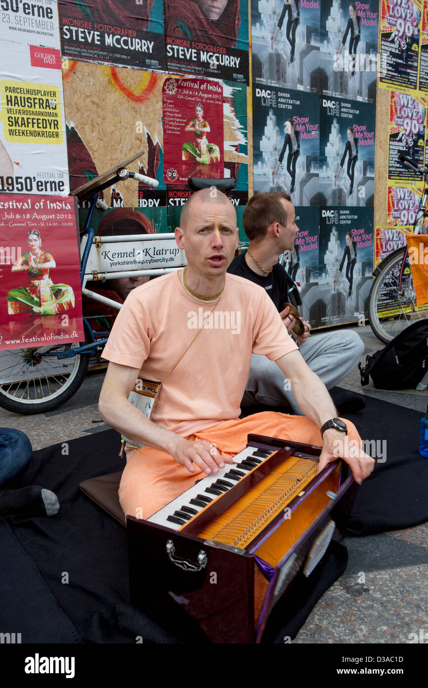 Hare-Krishna auf seinem Instrument spielen Stockfoto