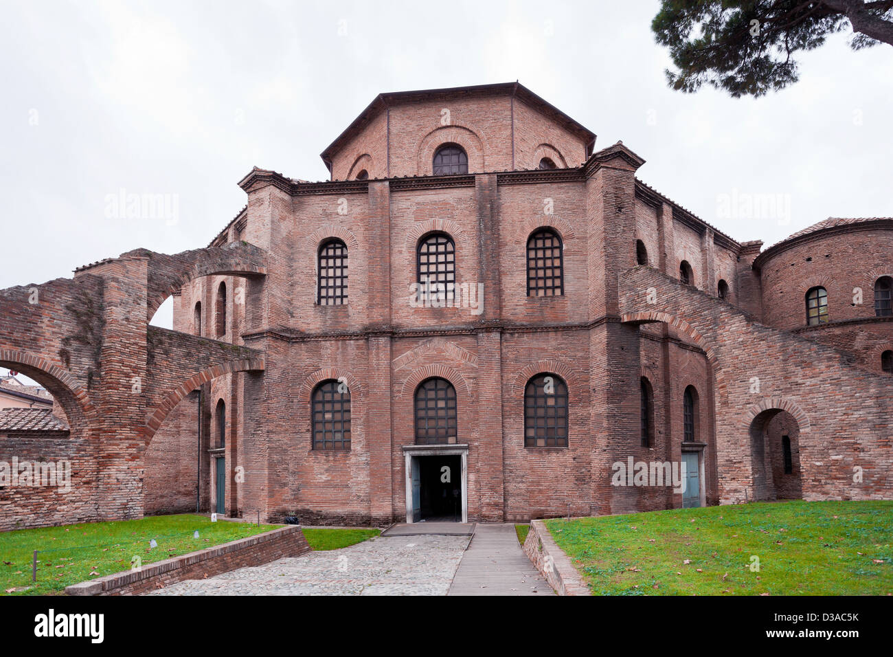 Blick auf die Basilika von San Vitale - alte Kirche in Ravenna, Italien Stockfoto