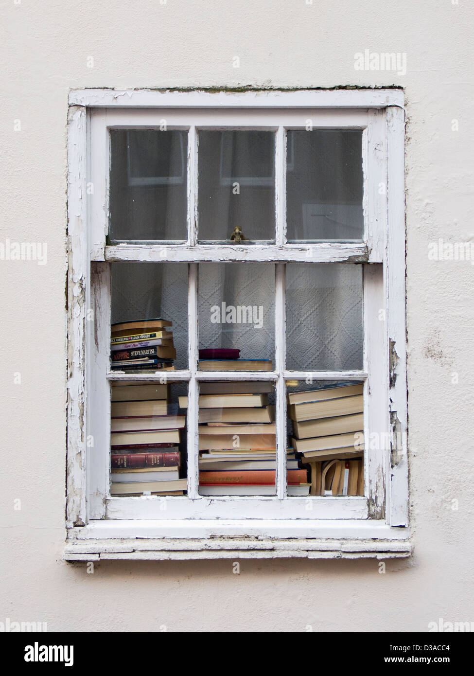Bücher gestapelt im alten Fenster, Brighton, UK Stockfoto