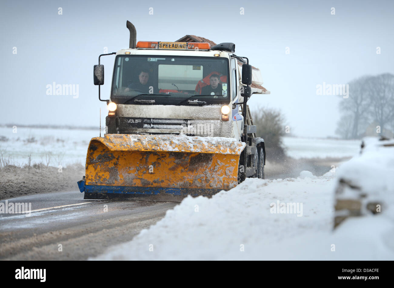 Ein Schneepflug auf der A46 in der Nähe von Leighterton, Gloucestershire UK Jan 2013 Stockfoto