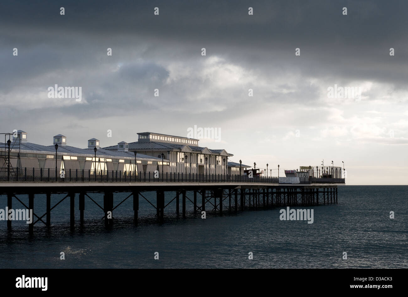 Paignton Pier, es ragt die Hälfte ein Meile, Paignton, uk, Küste, Küste, Spaß, Vergnügen, am Meer, Meerseite, Pier, Meer Spaß, bu Stockfoto