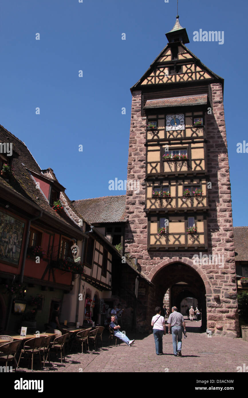 Turm der Stadtmauer in Riquewihr, Elsass, Frankreich Stockfoto